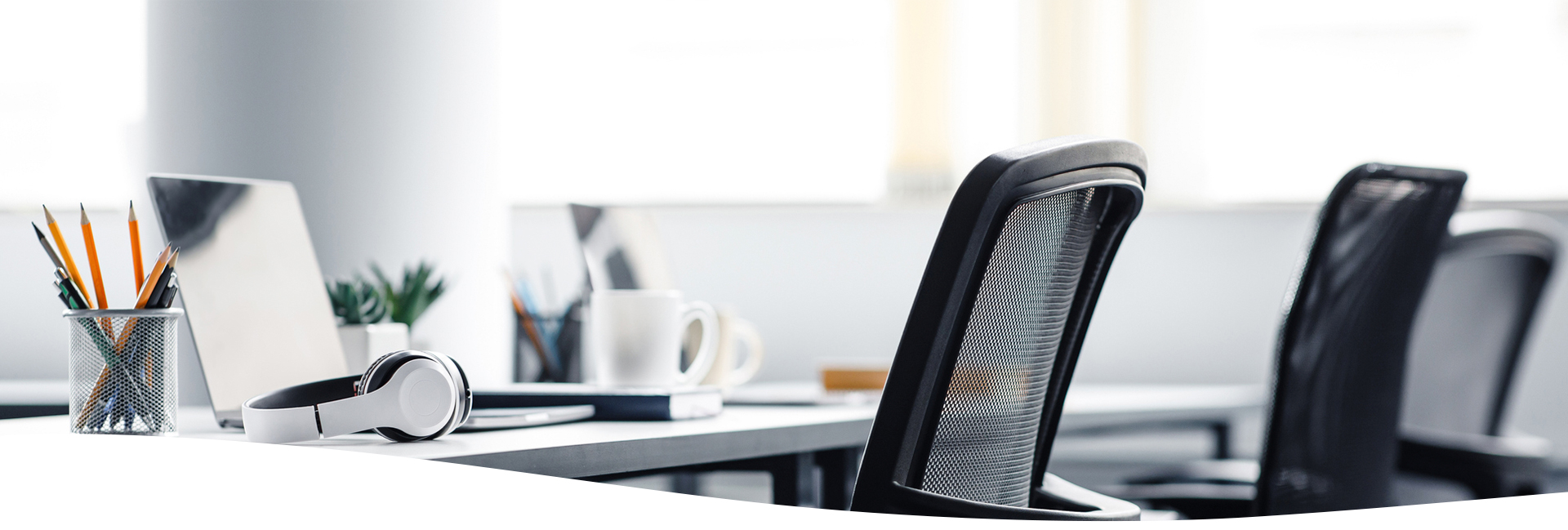 Sillas en un escritorio de oficina.