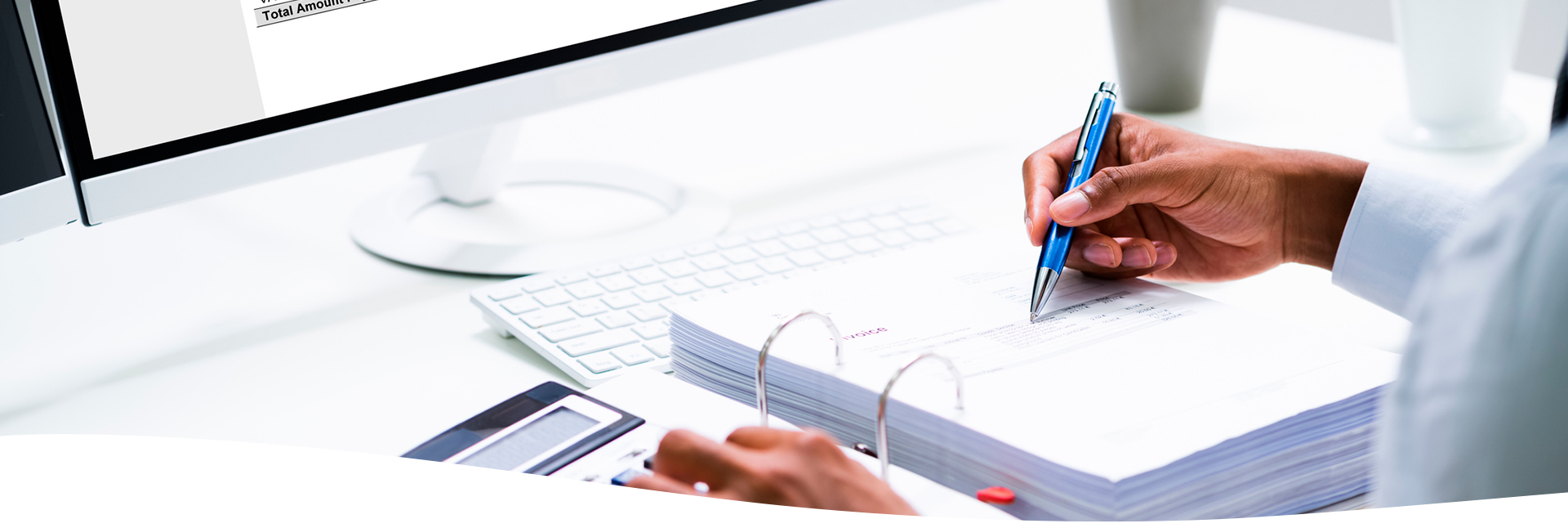 Ejecutivo escribiendo en su escritorio