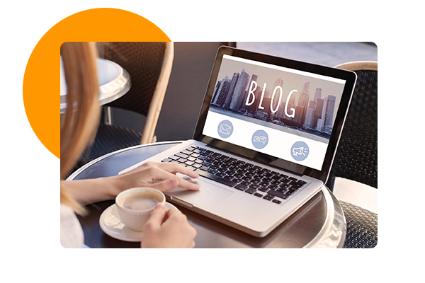 Persona viendo un blog en su maquina portatil