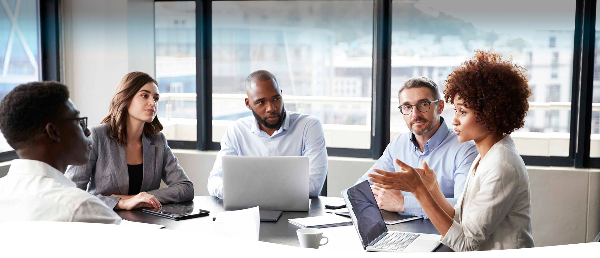 Equipo de trabajo ejecutivo conversando en una reunión