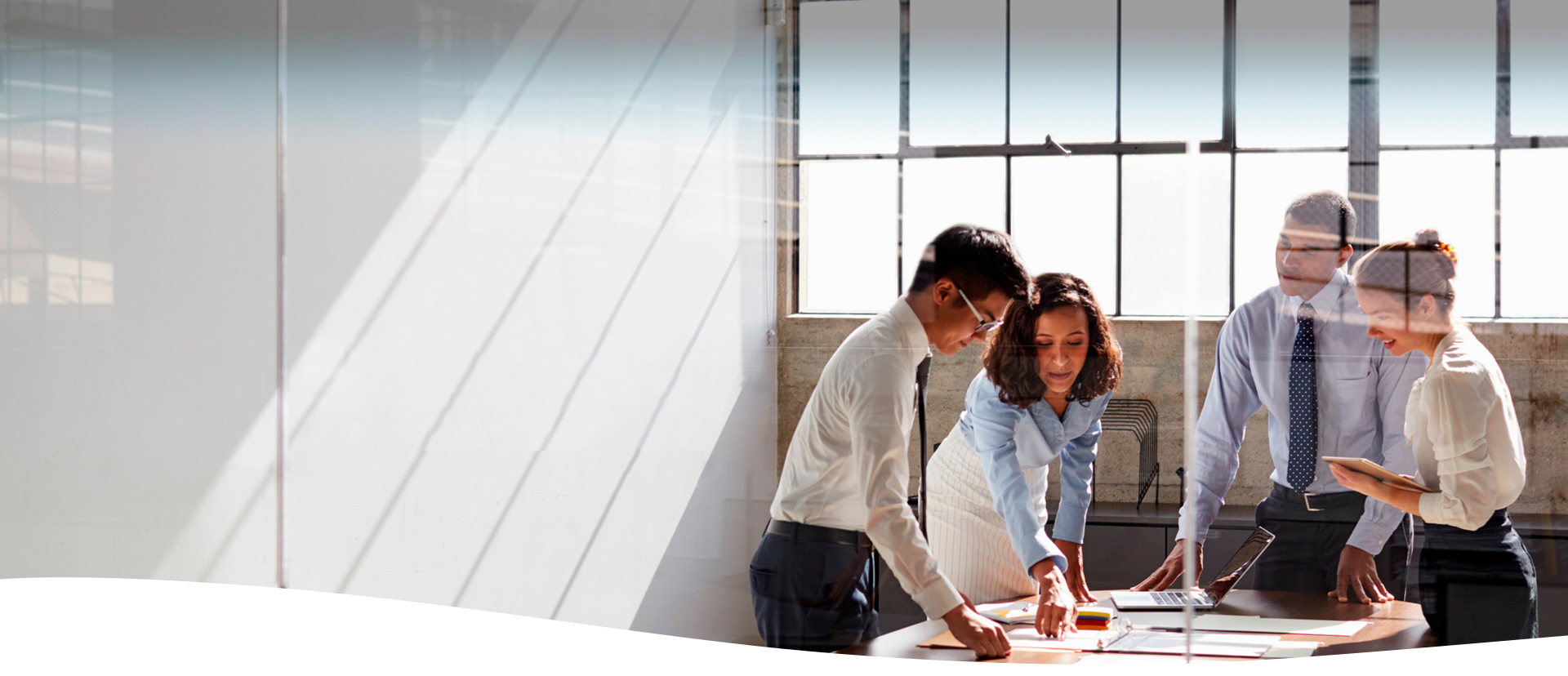 Equipo de trabajo analizando los documentos que están sobre la mesa